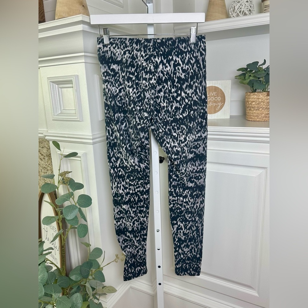 Nike Printed Leggings in Black, Gray, and White Size Medium - Picture 2 of 9